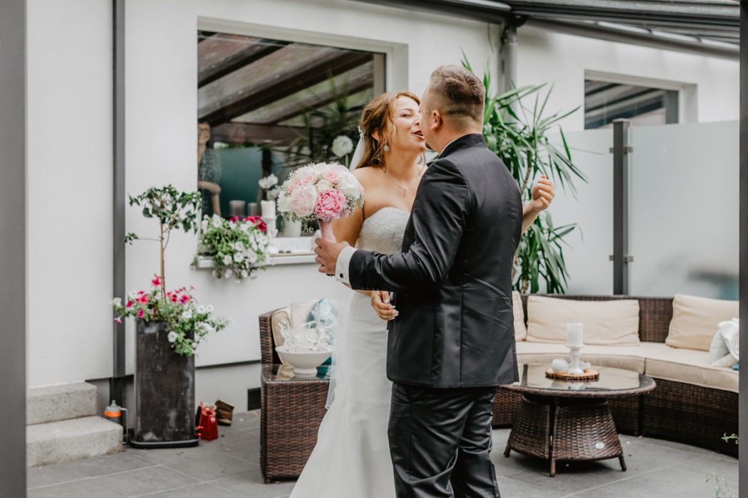 Spanische Braut, Hochzeit, Hochzeitsfeier, Freietrauung, Regen, Love, Verlobt, Verliebt, Hamburger Hochzeitsfotografie, Hochzeitsfotograf, Elbe, Teufelsbrücke, Fleet 3, HVV, Elbfähre, Brautpaar, Hochzeitsring, Hochzeitsstrauß, Schleier, Brautkleid, Trauung am Wasser, Deniz Pekdemir