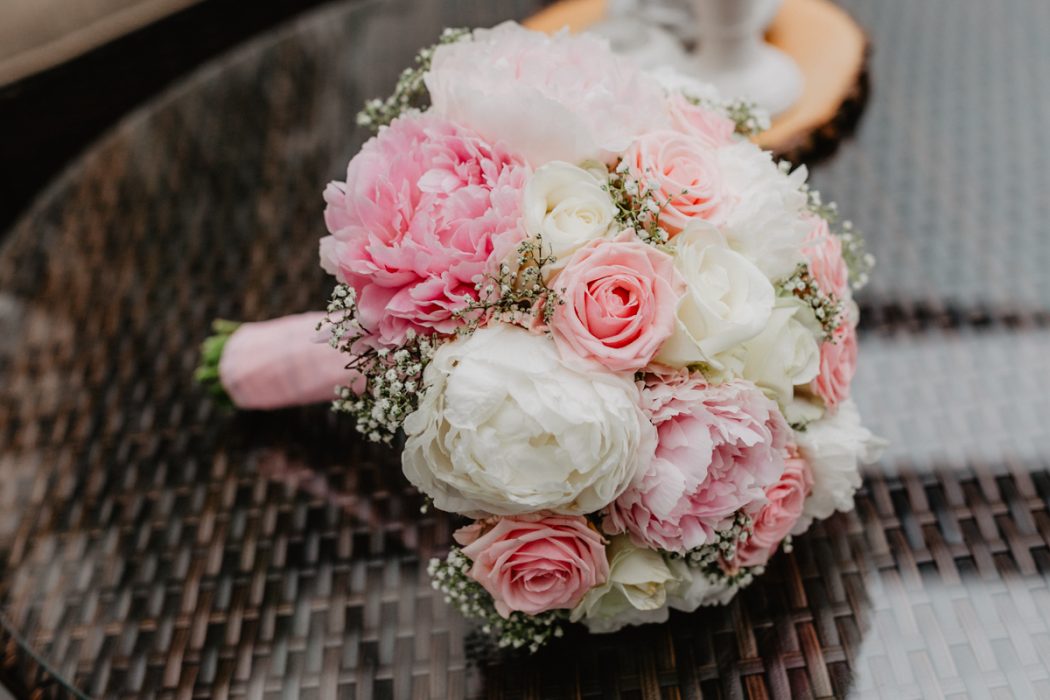 Spanische Braut, Hochzeit, Hochzeitsfeier, Freietrauung, Regen, Love, Verlobt, Verliebt, Hamburger Hochzeitsfotografie, Hochzeitsfotograf, Elbe, Teufelsbrücke, Fleet 3, HVV, Elbfähre, Brautpaar, Hochzeitsring, Hochzeitsstrauß, Schleier, Brautkleid, Trauung am Wasser,