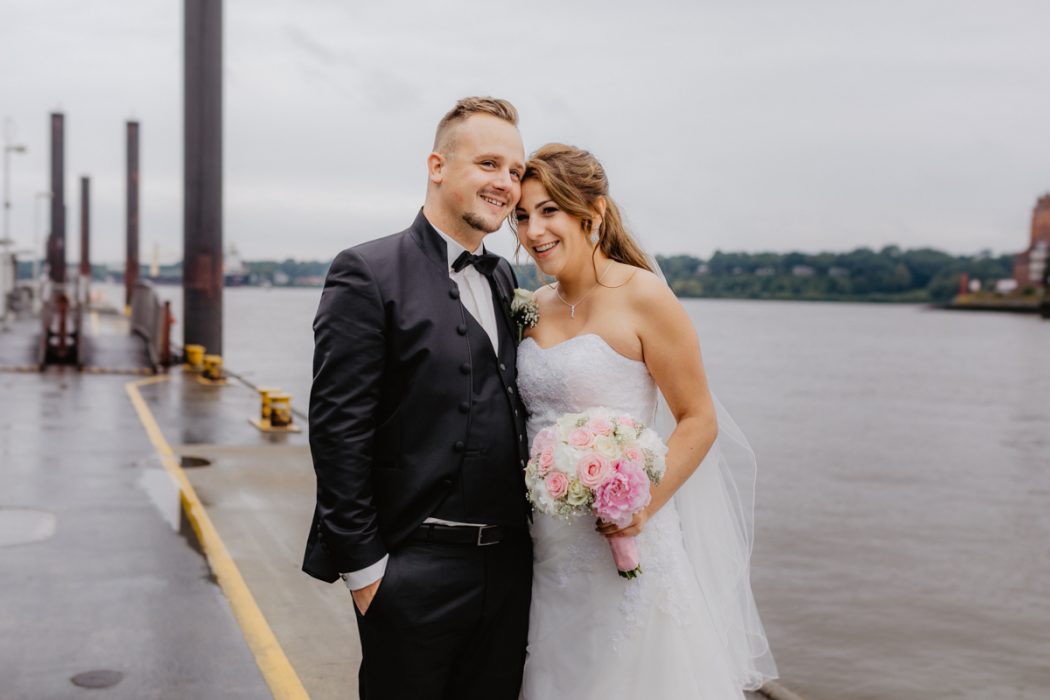 Spanische Braut, Hochzeit, Hochzeitsfeier, Freietrauung, Regen, Love, Verlobt, Verliebt, Hamburger Hochzeitsfotografie, Hochzeitsfotograf, Elbe, Teufelsbrücke, Fleet 3, HVV, Elbfähre, Brautpaar, Hochzeitsring, Hochzeitsstrauß, Schleier, Brautkleid, Trauung am Wasser,