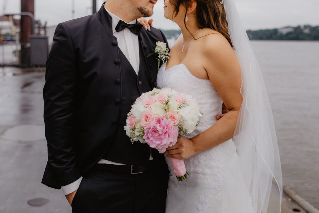 Spanische Braut, Hochzeit, Hochzeitsfeier, Freietrauung, Regen, Love, Verlobt, Verliebt, Hamburger Hochzeitsfotografie, Hochzeitsfotograf, Elbe, Teufelsbrücke, Fleet 3, HVV, Elbfähre, Brautpaar, Hochzeitsring, Hochzeitsstrauß, Schleier, Brautkleid, Trauung am Wasser,