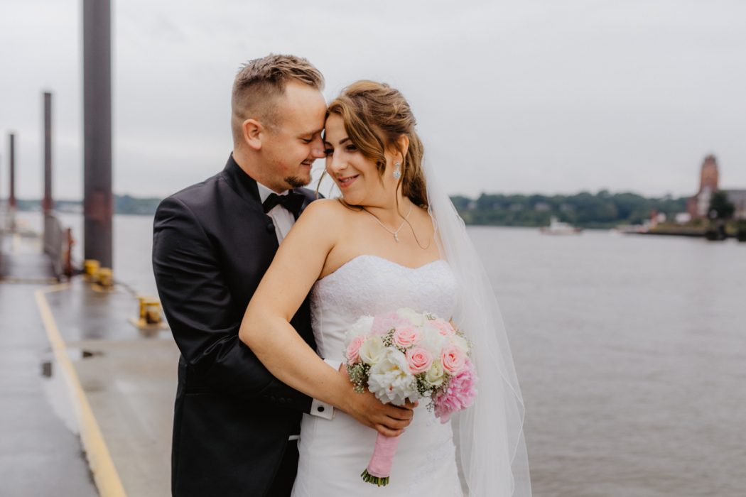 Spanische Braut, Hochzeit, Hochzeitsfeier, Freietrauung, Regen, Love, Verlobt, Verliebt, Hamburger Hochzeitsfotografie, Hochzeitsfotograf, Elbe, Teufelsbrücke, Fleet 3, HVV, Elbfähre, Brautpaar, Hochzeitsring, Hochzeitsstrauß, Schleier, Brautkleid, Trauung am Wasser,