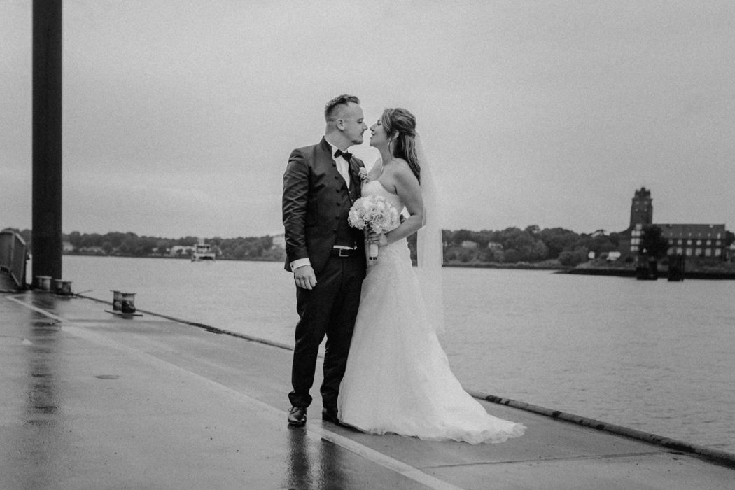 Spanische Braut, Hochzeit, Hochzeitsfeier, Freietrauung, Regen, Love, Verlobt, Verliebt, Hamburger Hochzeitsfotografie, Hochzeitsfotograf, Elbe, Teufelsbrücke, Fleet 3, HVV, Elbfähre, Brautpaar, Hochzeitsring, Hochzeitsstrauß, Schleier, Brautkleid, Trauung am Wasser,