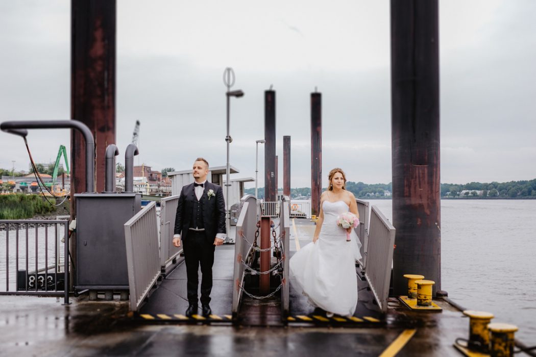 Spanische Braut, Hochzeit, Hochzeitsfeier, Freietrauung, Regen, Love, Verlobt, Verliebt, Hamburger Hochzeitsfotografie, Hochzeitsfotograf, Elbe, Teufelsbrücke, Fleet 3, HVV, Elbfähre, Brautpaar, Hochzeitsring, Hochzeitsstrauß, Schleier, Brautkleid, Trauung am Wasser,