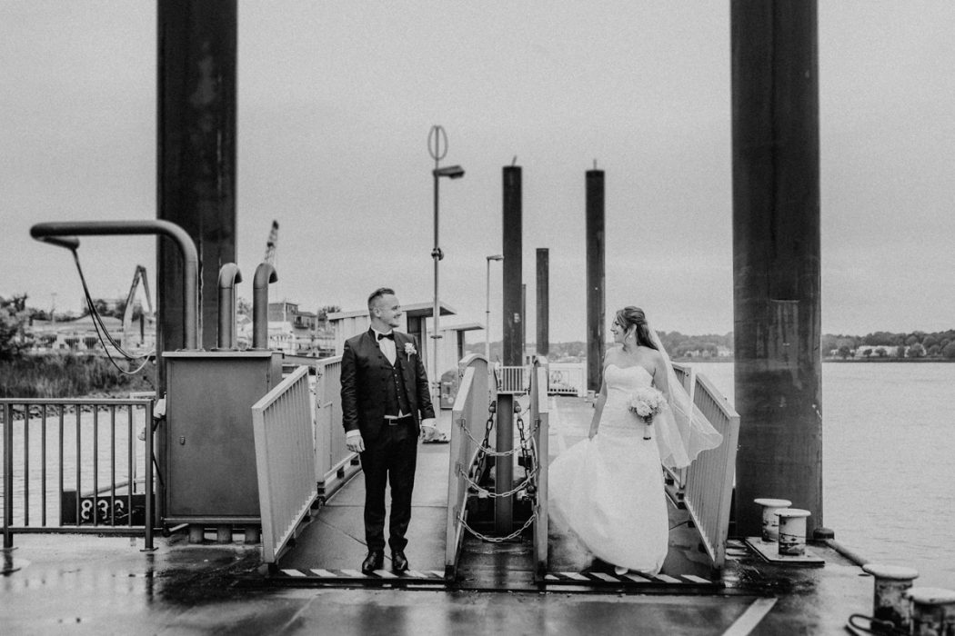 Spanische Braut, Hochzeit, Hochzeitsfeier, Freietrauung, Regen, Love, Verlobt, Verliebt, Hamburger Hochzeitsfotografie, Hochzeitsfotograf, Elbe, Teufelsbrücke, Fleet 3, HVV, Elbfähre, Brautpaar, Hochzeitsring, Hochzeitsstrauß, Schleier, Brautkleid, Trauung am Wasser,