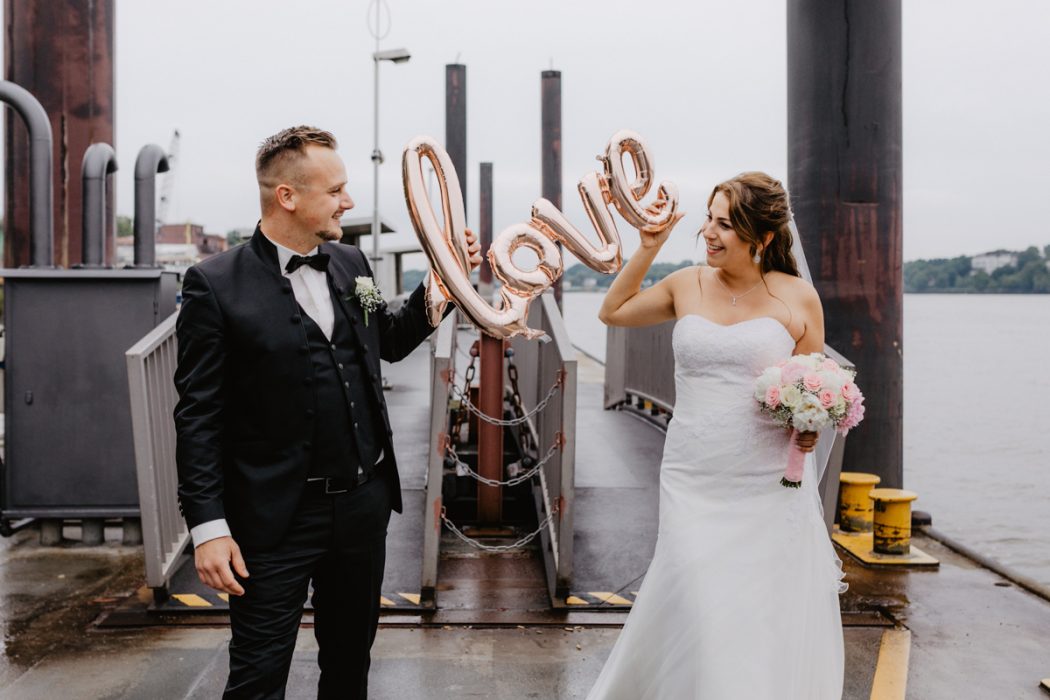 Spanische Braut, Hochzeit, Hochzeitsfeier, Freietrauung, Regen, Love, Verlobt, Verliebt, Hamburger Hochzeitsfotografie, Hochzeitsfotograf, Elbe, Teufelsbrücke, Fleet 3, HVV, Elbfähre, Brautpaar, Hochzeitsring, Hochzeitsstrauß, Schleier, Brautkleid, Trauung am Wasser,