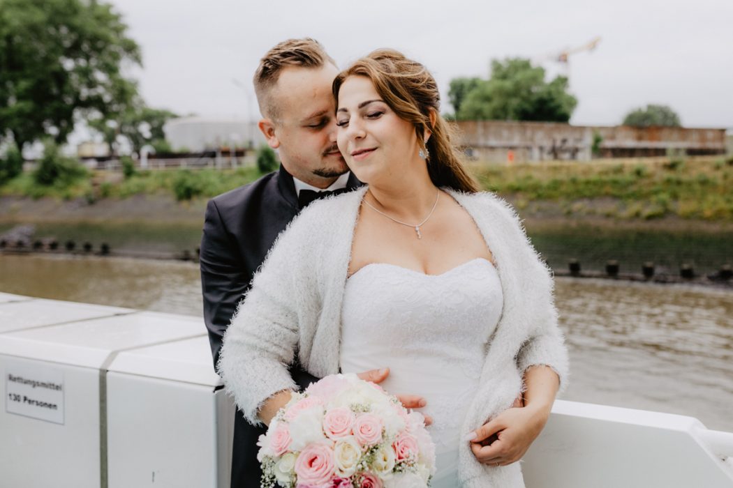Spanische Braut, Hochzeit, Hochzeitsfeier, Freietrauung, Regen, Love, Verlobt, Verliebt, Hamburger Hochzeitsfotografie, Hochzeitsfotograf, Elbe, Teufelsbrücke, Fleet 3, HVV, Elbfähre, Brautpaar, Hochzeitsring, Hochzeitsstrauß, Schleier, Brautkleid, Trauung am Wasser,