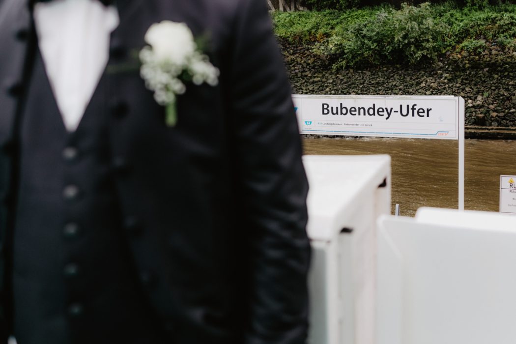 Spanische Braut, Hochzeit, Hochzeitsfeier, Freietrauung, Regen, Love, Verlobt, Verliebt, Hamburger Hochzeitsfotografie, Hochzeitsfotograf, Elbe, Teufelsbrücke, Fleet 3, HVV, Elbfähre, Brautpaar, Hochzeitsring, Hochzeitsstrauß, Schleier, Brautkleid, Trauung am Wasser,