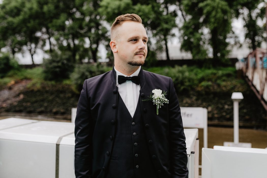 Spanische Braut, Hochzeit, Hochzeitsfeier, Freietrauung, Regen, Love, Verlobt, Verliebt, Hamburger Hochzeitsfotografie, Hochzeitsfotograf, Elbe, Teufelsbrücke, Fleet 3, HVV, Elbfähre, Brautpaar, Hochzeitsring, Hochzeitsstrauß, Schleier, Brautkleid, Trauung am Wasser,
