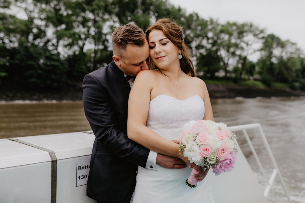 Spanische Braut, Hochzeit, Hochzeitsfeier, Freietrauung, Regen, Love, Verlobt, Verliebt, Hamburger Hochzeitsfotografie, Hochzeitsfotograf, Elbe, Teufelsbrücke, Fleet 3, HVV, Elbfähre, Brautpaar, Hochzeitsring, Hochzeitsstrauß, Schleier, Brautkleid, Trauung am Wasser,