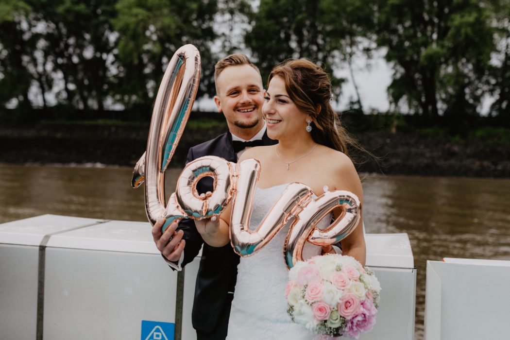Spanische Braut, Hochzeit, Hochzeitsfeier, Freietrauung, Regen, Love, Verlobt, Verliebt, Hamburger Hochzeitsfotografie, Hochzeitsfotograf, Elbe, Teufelsbrücke, Fleet 3, HVV, Elbfähre, Brautpaar, Hochzeitsring, Hochzeitsstrauß, Schleier, Brautkleid, Trauung am Wasser, Deniz-Fotografie