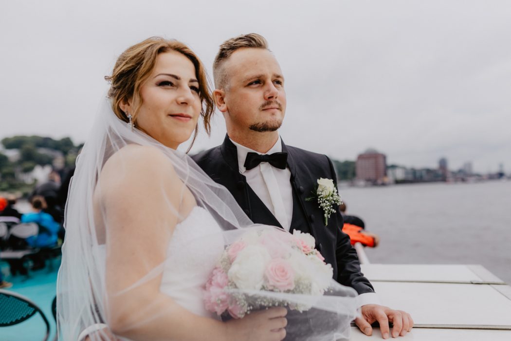 Spanische Braut, Hochzeit, Hochzeitsfeier, Freietrauung, Regen, Love, Verlobt, Verliebt, Hamburger Hochzeitsfotografie, Hochzeitsfotograf, Elbe, Teufelsbrücke, Fleet 3, HVV, Elbfähre, Brautpaar, Hochzeitsring, Hochzeitsstrauß, Schleier, Brautkleid, Trauung am Wasser,