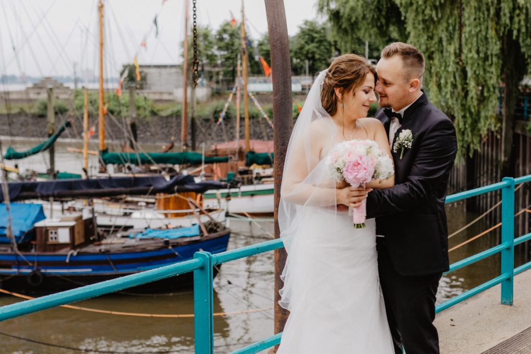 Spanische Braut, Hochzeit, Hochzeitsfeier, Freietrauung, Regen, Love, Verlobt, Verliebt, Hamburger Hochzeitsfotografie, Hochzeitsfotograf, Elbe, Teufelsbrücke, Fleet 3, HVV, Elbfähre, Brautpaar, Hochzeitsring, Hochzeitsstrauß, Schleier, Brautkleid, Trauung am Wasser,