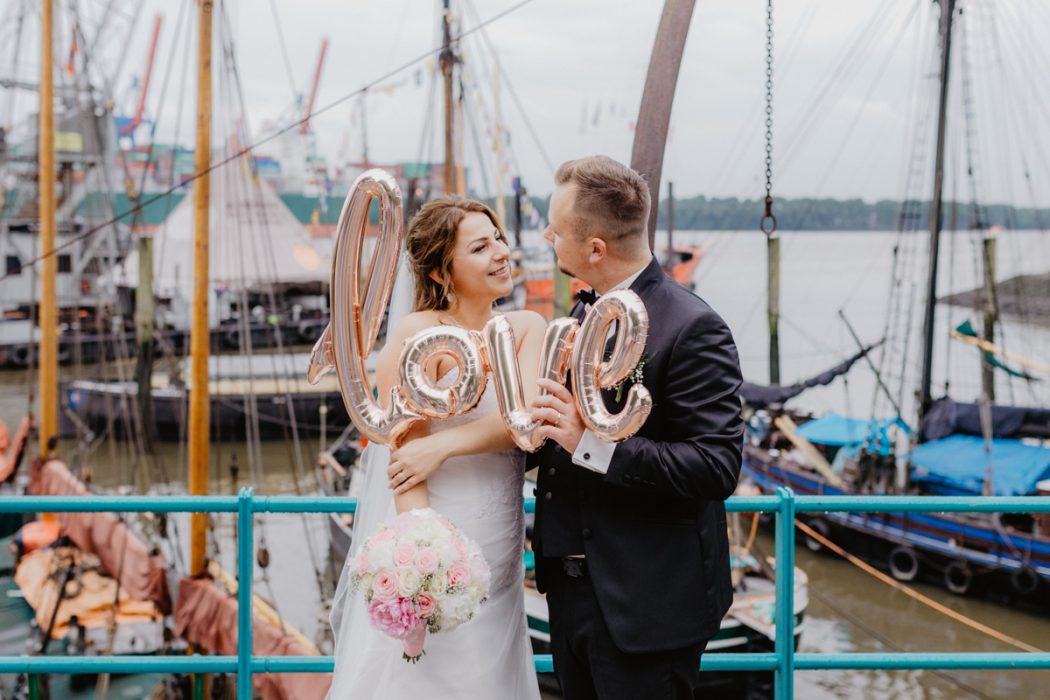 Spanische Braut, Hochzeit, Hochzeitsfeier, Freietrauung, Regen, Love, Verlobt, Verliebt, Hamburger Hochzeitsfotografie, Hochzeitsfotograf, Elbe, Teufelsbrücke, Fleet 3, HVV, Elbfähre, Brautpaar, Hochzeitsring, Hochzeitsstrauß, Schleier, Brautkleid, Trauung am Wasser,