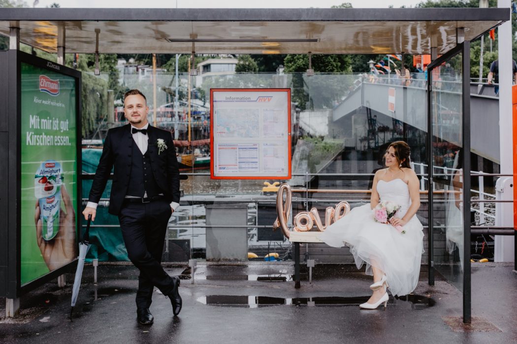 Spanische Braut, Hochzeit, Hochzeitsfeier, Freietrauung, Regen, Love, Verlobt, Verliebt, Hamburger Hochzeitsfotografie, Hochzeitsfotograf, Elbe, Teufelsbrücke, Fleet 3, HVV, Elbfähre, Brautpaar, Hochzeitsring, Hochzeitsstrauß, Schleier, Brautkleid, Trauung am Wasser,