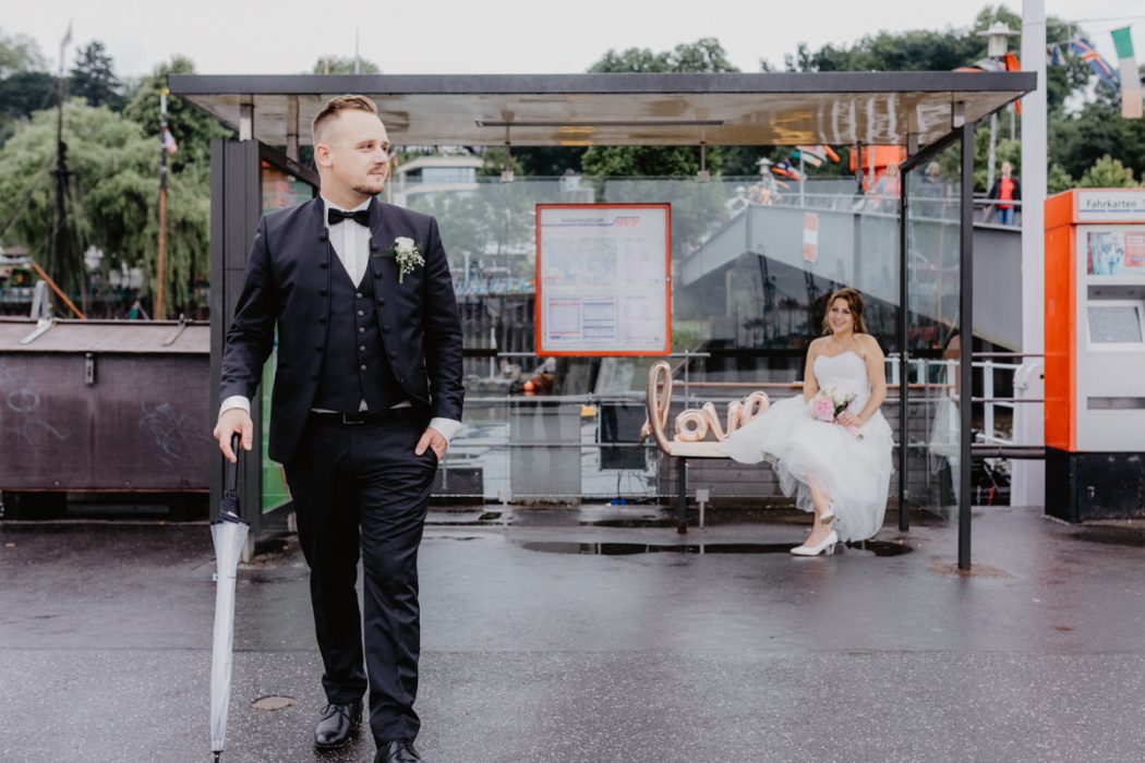 Spanische Braut, Hochzeit, Hochzeitsfeier, Freietrauung, Regen, Love, Verlobt, Verliebt, Hamburger Hochzeitsfotografie, Hochzeitsfotograf, Elbe, Teufelsbrücke, Fleet 3, HVV, Elbfähre, Brautpaar, Hochzeitsring, Hochzeitsstrauß, Schleier, Brautkleid, Trauung am Wasser,