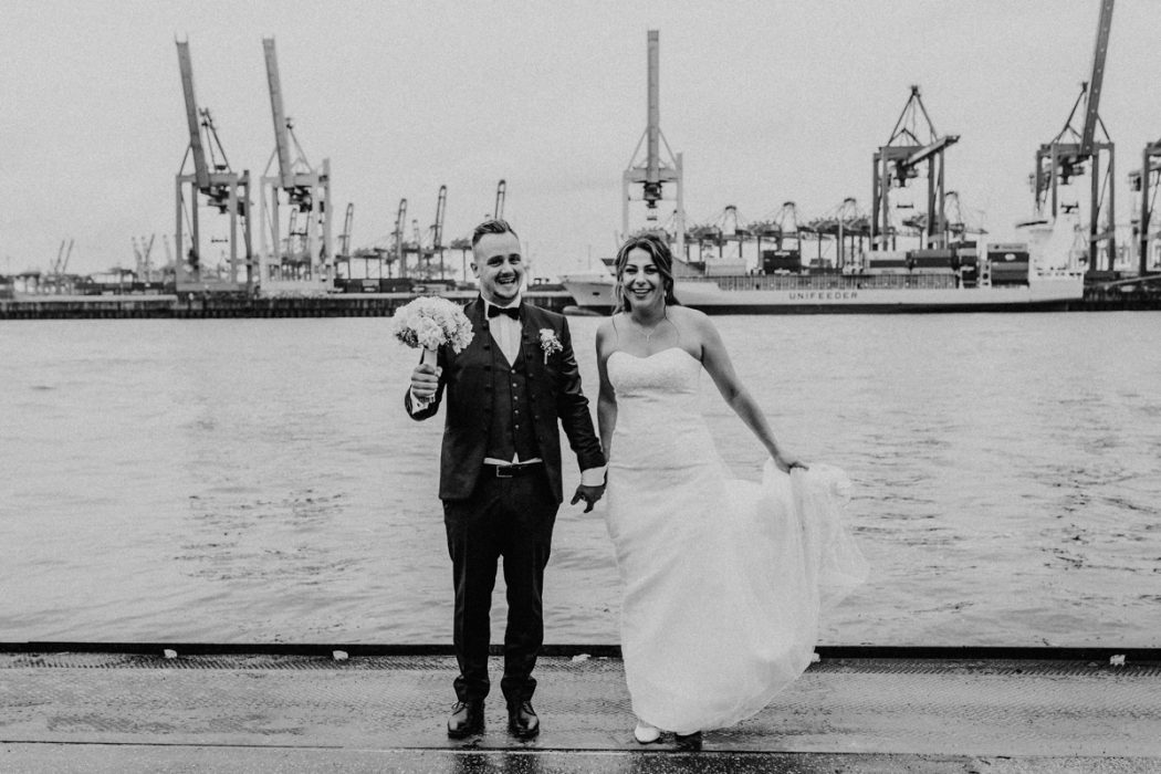 Spanische Braut, Hochzeit, Hochzeitsfeier, Freietrauung, Regen, Love, Verlobt, Verliebt, Hamburger Hochzeitsfotografie, Hochzeitsfotograf, Elbe, Teufelsbrücke, Fleet 3, HVV, Elbfähre, Brautpaar, Hochzeitsring, Hochzeitsstrauß, Schleier, Brautkleid, Trauung am Wasser,