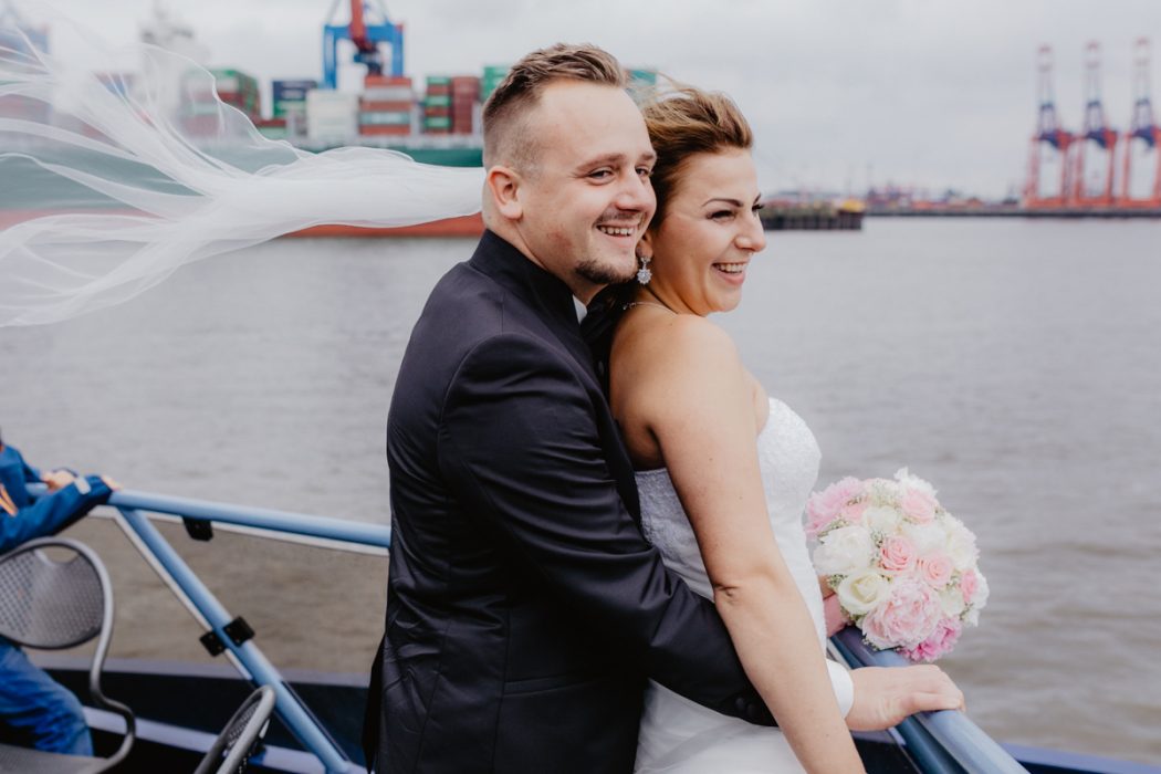 Spanische Braut, Hochzeit, Hochzeitsfeier, Freietrauung, Regen, Love, Verlobt, Verliebt, Hamburger Hochzeitsfotografie, Hochzeitsfotograf, Elbe, Teufelsbrücke, Fleet 3, HVV, Elbfähre, Brautpaar, Hochzeitsring, Hochzeitsstrauß, Schleier, Brautkleid, Trauung am Wasser,