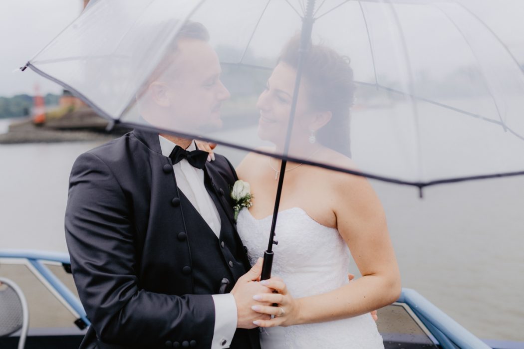 Spanische Braut, Hochzeit, Hochzeitsfeier, Freietrauung, Regen, Love, Verlobt, Verliebt, Hamburger Hochzeitsfotografie, Hochzeitsfotograf, Elbe, Teufelsbrücke, Fleet 3, HVV, Elbfähre, Brautpaar, Hochzeitsring, Hochzeitsstrauß, Schleier, Brautkleid, Trauung am Wasser,