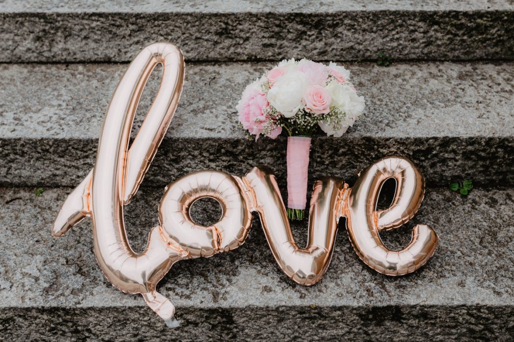Spanische Braut, Hochzeit, Hochzeitsfeier, Freietrauung, Regen, Love, Verlobt, Verliebt, Hamburger Hochzeitsfotografie, Hochzeitsfotograf, Elbe, Teufelsbrücke, Fleet 3, HVV, Elbfähre, Brautpaar, Hochzeitsring, Hochzeitsstrauß, Schleier, Brautkleid, Trauung am Wasser,