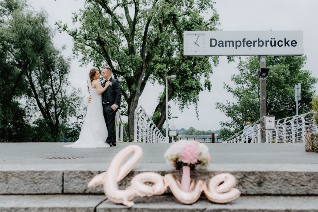 Spanische Braut, Hochzeit, Hochzeitsfeier, Freietrauung, Regen, Love, Verlobt, Verliebt, Hamburger Hochzeitsfotografie, Hochzeitsfotograf, Elbe, Teufelsbrücke, Fleet 3, HVV, Elbfähre, Brautpaar, Hochzeitsring, Hochzeitsstrauß, Schleier, Brautkleid, Trauung am Wasser,