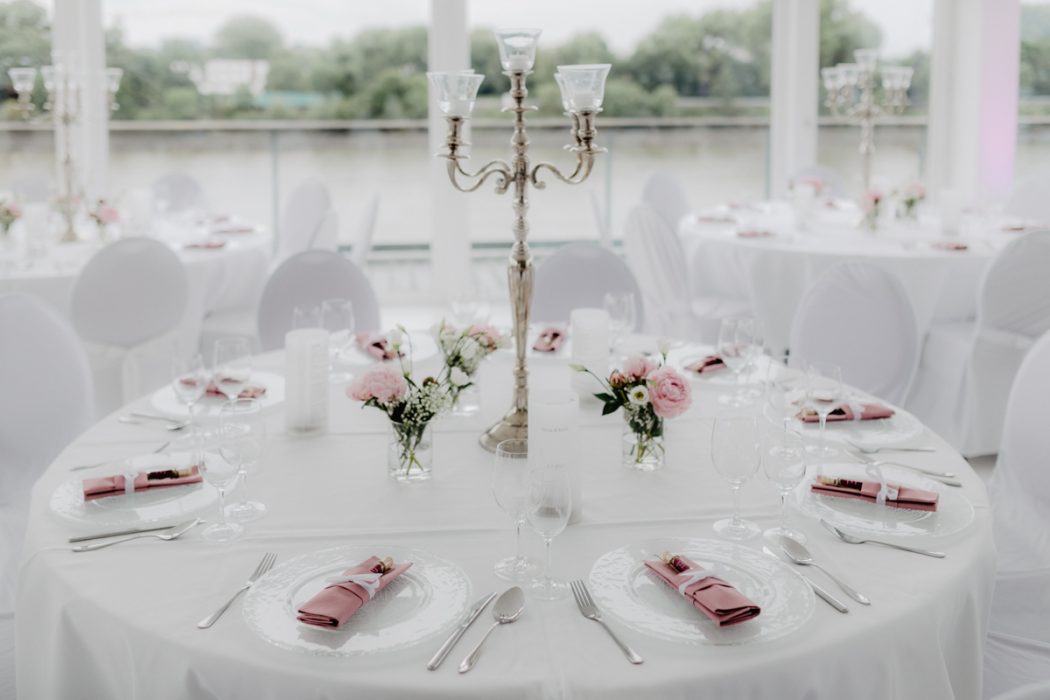 Spanische Braut, Hochzeit, Hochzeitsfeier, Freietrauung, Regen, Love, Verlobt, Verliebt, Hamburger Hochzeitsfotografie, Hochzeitsfotograf, Elbe, Teufelsbrücke, Fleet 3, HVV, Elbfähre, Brautpaar, Hochzeitsring, Hochzeitsstrauß, Schleier, Brautkleid, Trauung am Wasser,