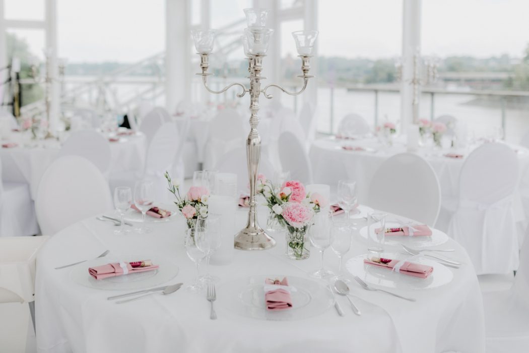Spanische Braut, Hochzeit, Hochzeitsfeier, Freietrauung, Regen, Love, Verlobt, Verliebt, Hamburger Hochzeitsfotografie, Hochzeitsfotograf, Elbe, Teufelsbrücke, Fleet 3, HVV, Elbfähre, Brautpaar, Hochzeitsring, Hochzeitsstrauß, Schleier, Brautkleid, Trauung am Wasser,