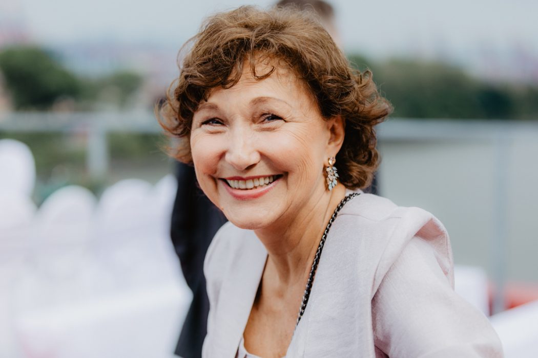 Spanische Braut, Hochzeit, Hochzeitsfeier, Freietrauung, Regen, Love, Verlobt, Verliebt, Hamburger Hochzeitsfotografie, Hochzeitsfotograf, Elbe, Teufelsbrücke, Fleet 3, HVV, Elbfähre, Brautpaar, Hochzeitsring, Hochzeitsstrauß, Schleier, Brautkleid, Trauung am Wasser,