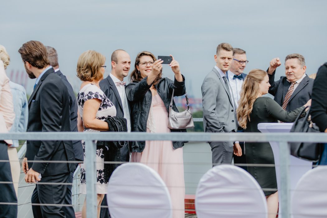 Spanische Braut, Hochzeit, Hochzeitsfeier, Freietrauung, Regen, Love, Verlobt, Verliebt, Hamburger Hochzeitsfotografie, Hochzeitsfotograf, Elbe, Teufelsbrücke, Fleet 3, HVV, Elbfähre, Brautpaar, Hochzeitsring, Hochzeitsstrauß, Schleier, Brautkleid, Trauung am Wasser,