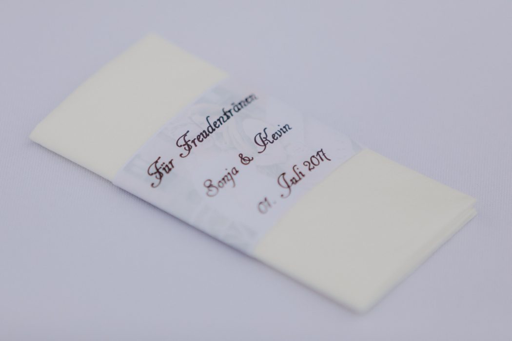 Spanische Braut, Hochzeit, Hochzeitsfeier, Freietrauung, Regen, Love, Verlobt, Verliebt, Hamburger Hochzeitsfotografie, Hochzeitsfotograf, Elbe, Teufelsbrücke, Fleet 3, HVV, Elbfähre, Brautpaar, Hochzeitsring, Hochzeitsstrauß, Schleier, Brautkleid, Trauung am Wasser,
