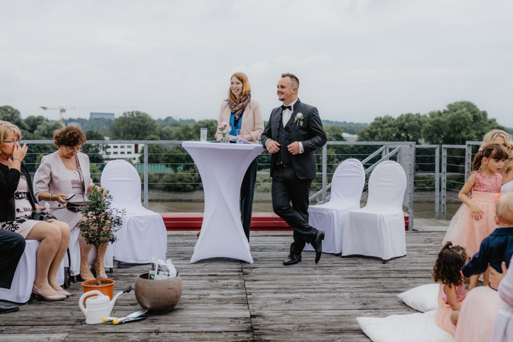Spanische Braut, Hochzeit, Hochzeitsfeier, Freietrauung, Regen, Love, Verlobt, Verliebt, Hamburger Hochzeitsfotografie, Hochzeitsfotograf, Elbe, Teufelsbrücke, Fleet 3, HVV, Elbfähre, Brautpaar, Hochzeitsring, Hochzeitsstrauß, Schleier, Brautkleid, Trauung am Wasser,