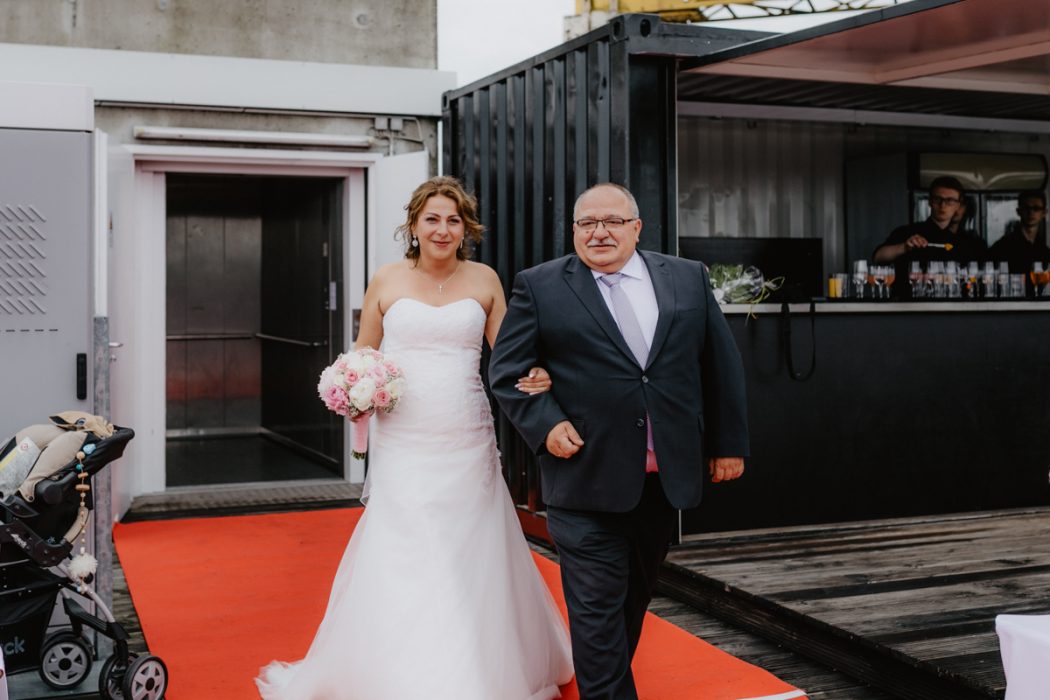 Spanische Braut, Hochzeit, Hochzeitsfeier, Freietrauung, Regen, Love, Verlobt, Verliebt, Hamburger Hochzeitsfotografie, Hochzeitsfotograf, Elbe, Teufelsbrücke, Fleet 3, HVV, Elbfähre, Brautpaar, Hochzeitsring, Hochzeitsstrauß, Schleier, Brautkleid, Trauung am Wasser,
