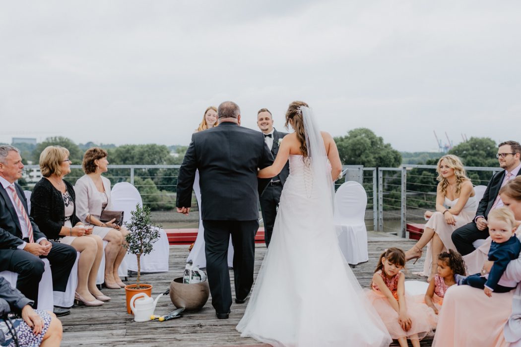 Spanische Braut, Hochzeit, Hochzeitsfeier, Freietrauung, Regen, Love, Verlobt, Verliebt, Hamburger Hochzeitsfotografie, Hochzeitsfotograf, Elbe, Teufelsbrücke, Fleet 3, HVV, Elbfähre, Brautpaar, Hochzeitsring, Hochzeitsstrauß, Schleier, Brautkleid, Trauung am Wasser,