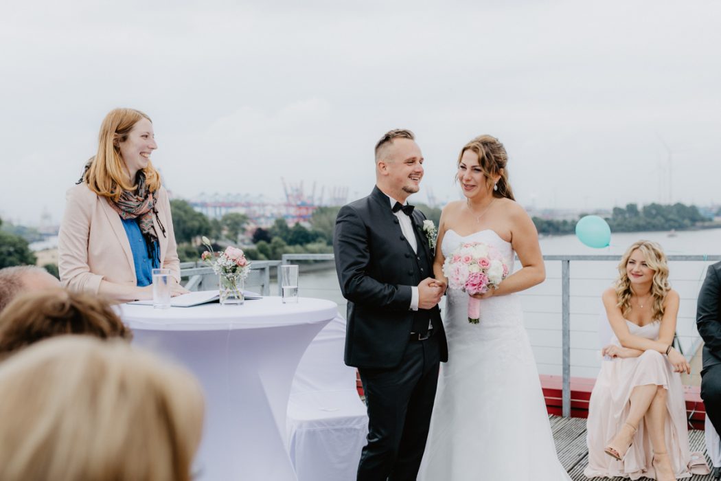 Spanische Braut, Hochzeit, Hochzeitsfeier, Freietrauung, Regen, Love, Verlobt, Verliebt, Hamburger Hochzeitsfotografie, Hochzeitsfotograf, Elbe, Teufelsbrücke, Fleet 3, HVV, Elbfähre, Brautpaar, Hochzeitsring, Hochzeitsstrauß, Schleier, Brautkleid, Trauung am Wasser,