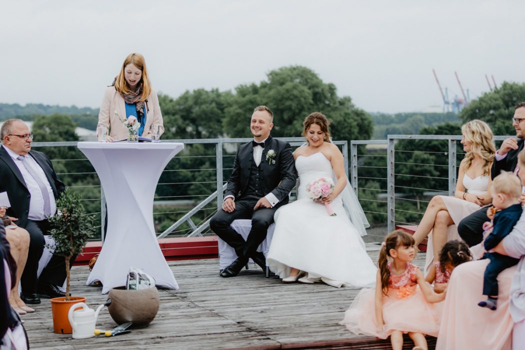 Spanische Braut, Hochzeit, Hochzeitsfeier, Freietrauung, Regen, Love, Verlobt, Verliebt, Hamburger Hochzeitsfotografie, Hochzeitsfotograf, Elbe, Teufelsbrücke, Fleet 3, HVV, Elbfähre, Brautpaar, Hochzeitsring, Hochzeitsstrauß, Schleier, Brautkleid, Trauung am Wasser,