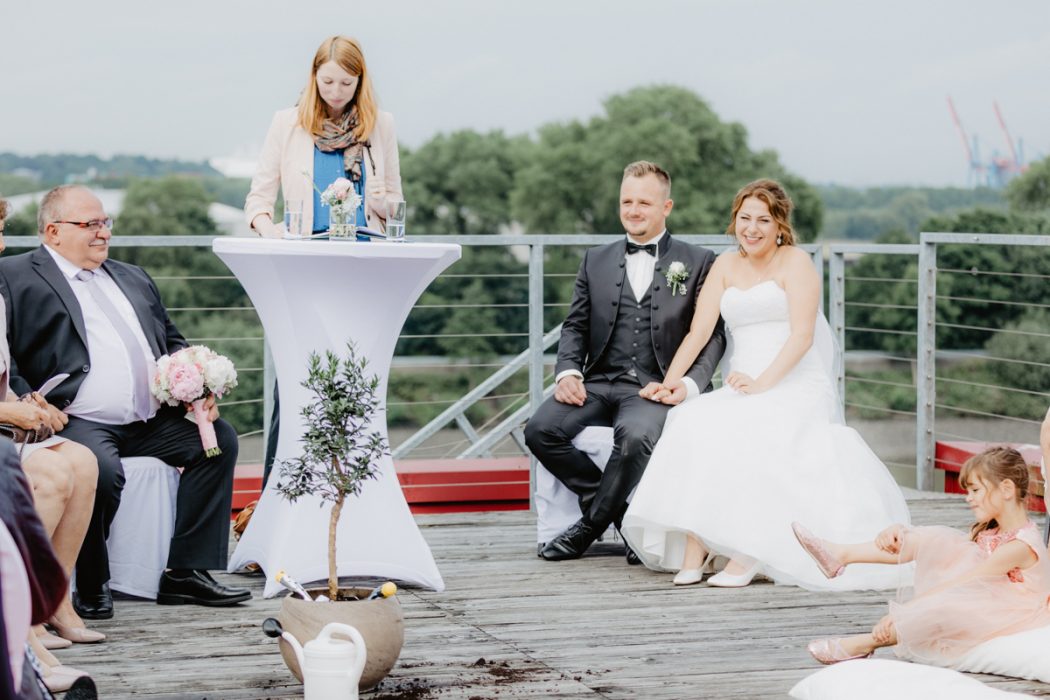 Spanische Braut, Hochzeit, Hochzeitsfeier, Freietrauung, Regen, Love, Verlobt, Verliebt, Hamburger Hochzeitsfotografie, Hochzeitsfotograf, Elbe, Teufelsbrücke, Fleet 3, HVV, Elbfähre, Brautpaar, Hochzeitsring, Hochzeitsstrauß, Schleier, Brautkleid, Trauung am Wasser,