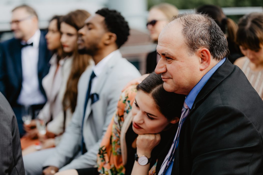 Spanische Braut, Hochzeit, Hochzeitsfeier, Freietrauung, Regen, Love, Verlobt, Verliebt, Hamburger Hochzeitsfotografie, Hochzeitsfotograf, Elbe, Teufelsbrücke, Fleet 3, HVV, Elbfähre, Brautpaar, Hochzeitsring, Hochzeitsstrauß, Schleier, Brautkleid, Trauung am Wasser,