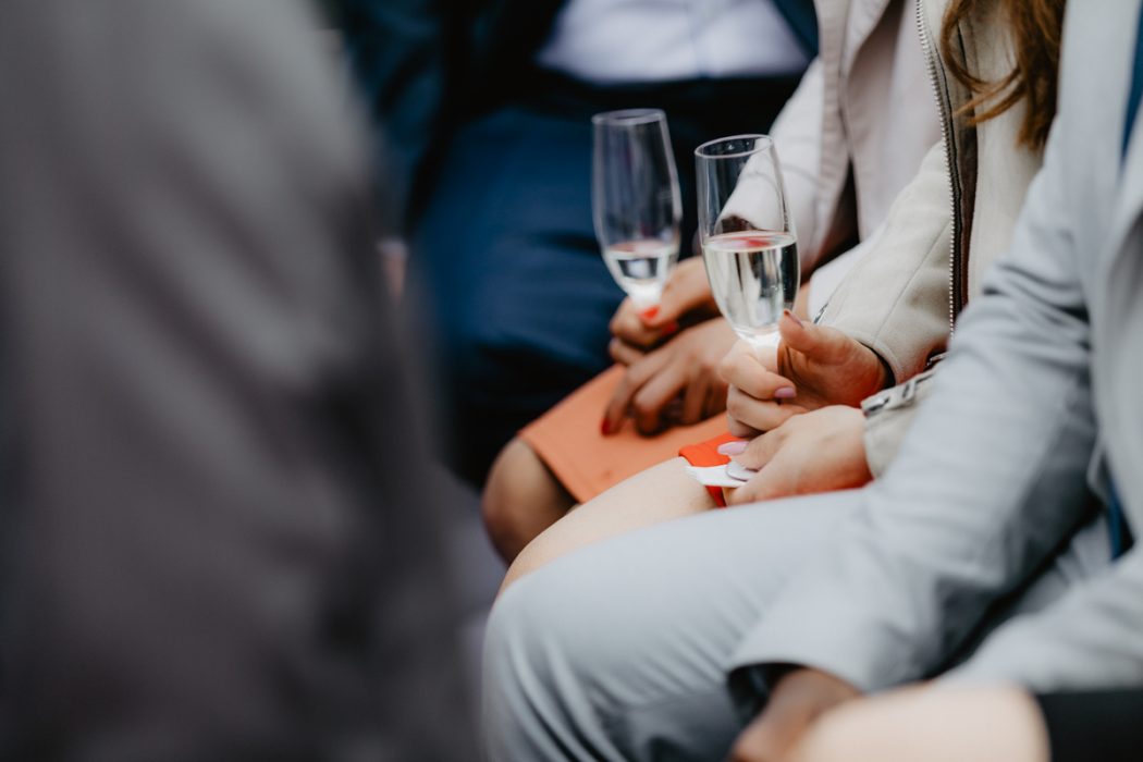 Spanische Braut, Hochzeit, Hochzeitsfeier, Freietrauung, Regen, Love, Verlobt, Verliebt, Hamburger Hochzeitsfotografie, Hochzeitsfotograf, Elbe, Teufelsbrücke, Fleet 3, HVV, Elbfähre, Brautpaar, Hochzeitsring, Hochzeitsstrauß, Schleier, Brautkleid, Trauung am Wasser,