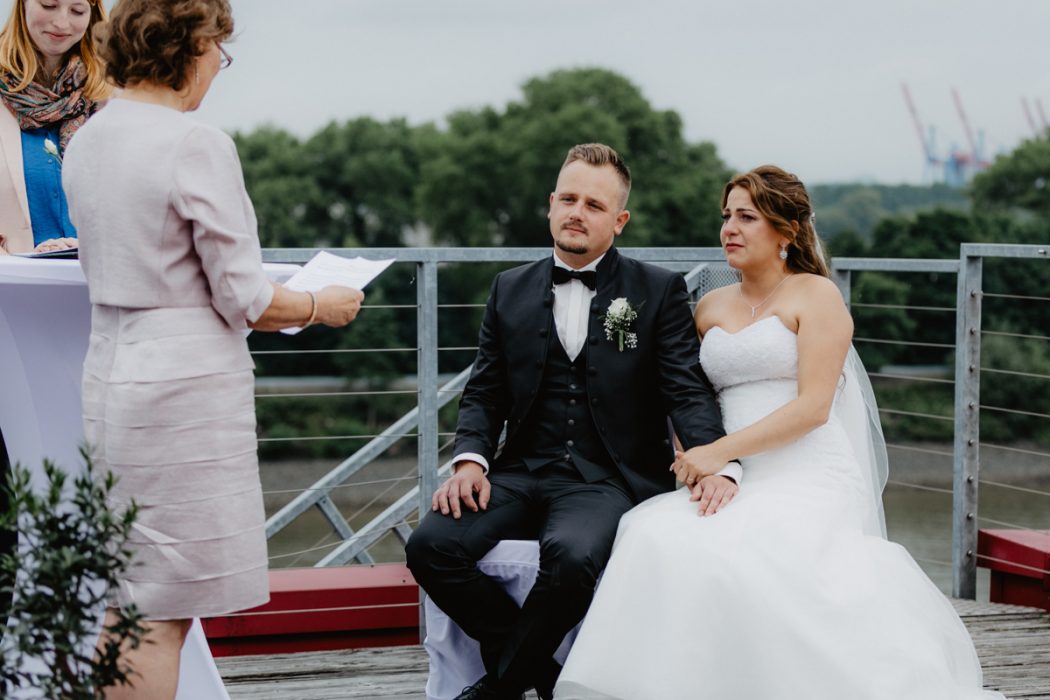 Spanische Braut, Hochzeit, Hochzeitsfeier, Freietrauung, Regen, Love, Verlobt, Verliebt, Hamburger Hochzeitsfotografie, Hochzeitsfotograf, Elbe, Teufelsbrücke, Fleet 3, HVV, Elbfähre, Brautpaar, Hochzeitsring, Hochzeitsstrauß, Schleier, Brautkleid, Trauung am Wasser,