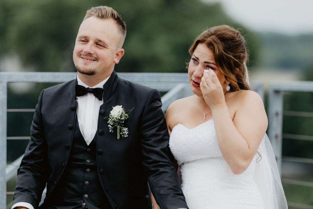 Spanische Braut, Hochzeit, Hochzeitsfeier, Freietrauung, Regen, Love, Verlobt, Verliebt, Hamburger Hochzeitsfotografie, Hochzeitsfotograf, Elbe, Teufelsbrücke, Fleet 3, HVV, Elbfähre, Brautpaar, Hochzeitsring, Hochzeitsstrauß, Schleier, Brautkleid, Trauung am Wasser,