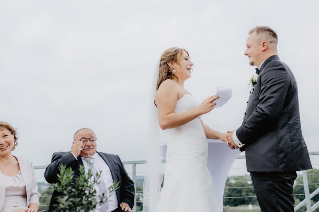 Spanische Braut, Hochzeit, Hochzeitsfeier, Freietrauung, Regen, Love, Verlobt, Verliebt, Hamburger Hochzeitsfotografie, Hochzeitsfotograf, Elbe, Teufelsbrücke, Fleet 3, HVV, Elbfähre, Brautpaar, Hochzeitsring, Hochzeitsstrauß, Schleier, Brautkleid, Trauung am Wasser,