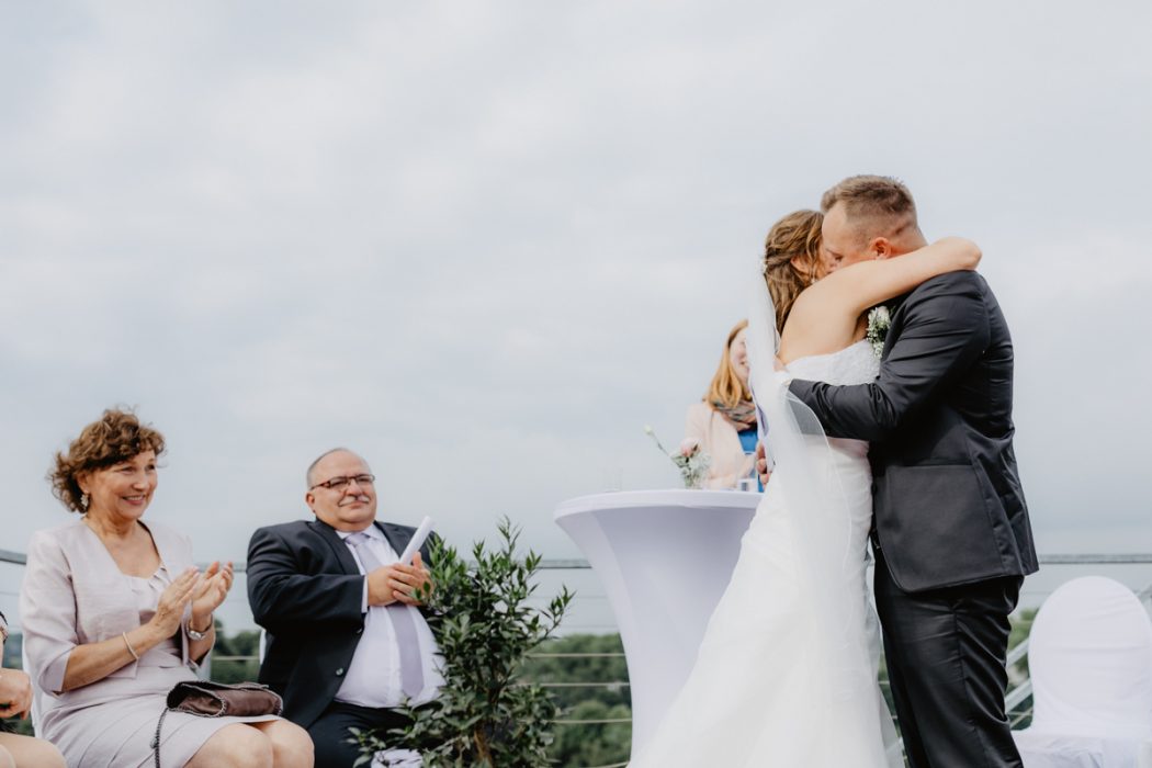 Spanische Braut, Hochzeit, Hochzeitsfeier, Freietrauung, Regen, Love, Verlobt, Verliebt, Hamburger Hochzeitsfotografie, Hochzeitsfotograf, Elbe, Teufelsbrücke, Fleet 3, HVV, Elbfähre, Brautpaar, Hochzeitsring, Hochzeitsstrauß, Schleier, Brautkleid, Trauung am Wasser,