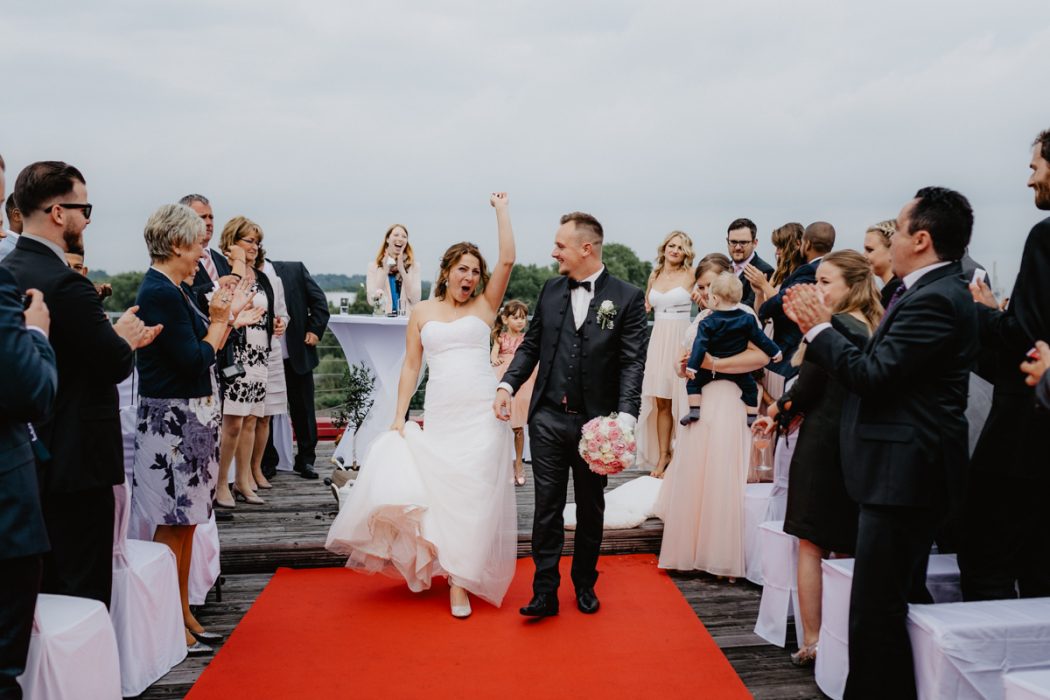 Spanische Braut, Hochzeit, Hochzeitsfeier, Freietrauung, Regen, Love, Verlobt, Verliebt, Hamburger Hochzeitsfotografie, Hochzeitsfotograf, Elbe, Teufelsbrücke, Fleet 3, HVV, Elbfähre, Brautpaar, Hochzeitsring, Hochzeitsstrauß, Schleier, Brautkleid, Trauung am Wasser,