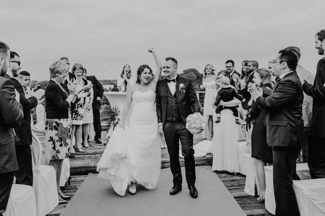 Spanische Braut, Hochzeit, Hochzeitsfeier, Freietrauung, Regen, Love, Verlobt, Verliebt, Hamburger Hochzeitsfotografie, Hochzeitsfotograf, Elbe, Teufelsbrücke, Fleet 3, HVV, Elbfähre, Brautpaar, Hochzeitsring, Hochzeitsstrauß, Schleier, Brautkleid, Trauung am Wasser,
