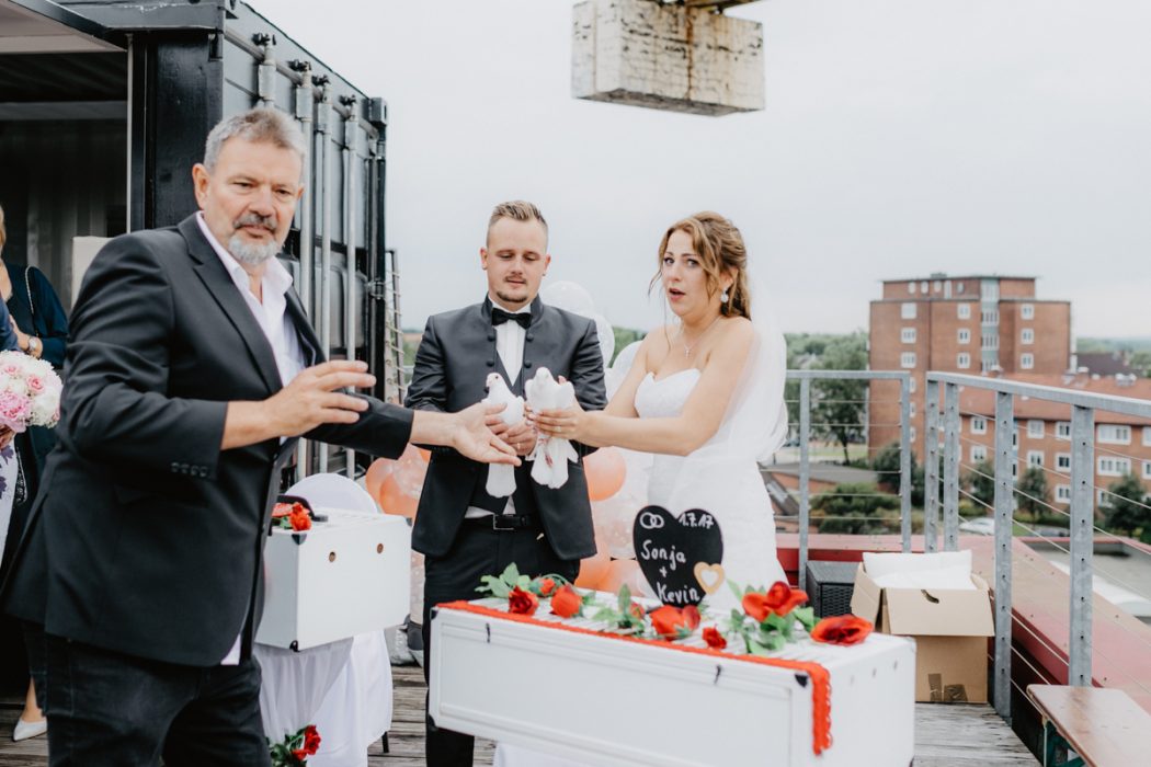 Spanische Braut, Hochzeit, Hochzeitsfeier, Freietrauung, Regen, Love, Verlobt, Verliebt, Hamburger Hochzeitsfotografie, Hochzeitsfotograf, Elbe, Teufelsbrücke, Fleet 3, HVV, Elbfähre, Brautpaar, Hochzeitsring, Hochzeitsstrauß, Schleier, Brautkleid, Trauung am Wasser,