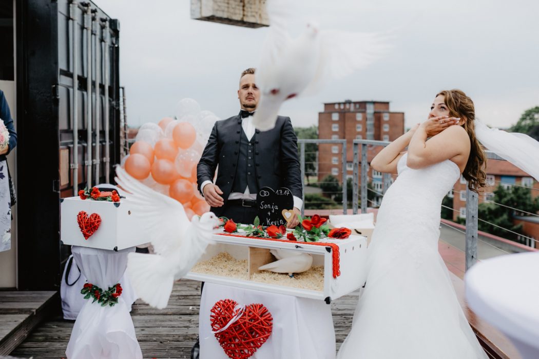 Spanische Braut, Hochzeit, Hochzeitsfeier, Freietrauung, Regen, Love, Verlobt, Verliebt, Hamburger Hochzeitsfotografie, Hochzeitsfotograf, Elbe, Teufelsbrücke, Fleet 3, HVV, Elbfähre, Brautpaar, Hochzeitsring, Hochzeitsstrauß, Schleier, Brautkleid, Trauung am Wasser,