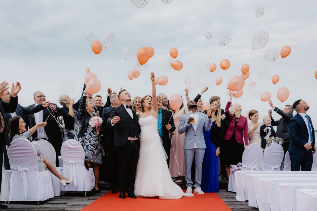Spanische Braut, Hochzeit, Hochzeitsfeier, Freietrauung, Regen, Love, Verlobt, Verliebt, Hamburger Hochzeitsfotografie, Hochzeitsfotograf, Elbe, Teufelsbrücke, Fleet 3, HVV, Elbfähre, Brautpaar, Hochzeitsring, Hochzeitsstrauß, Schleier, Brautkleid, Trauung am Wasser,