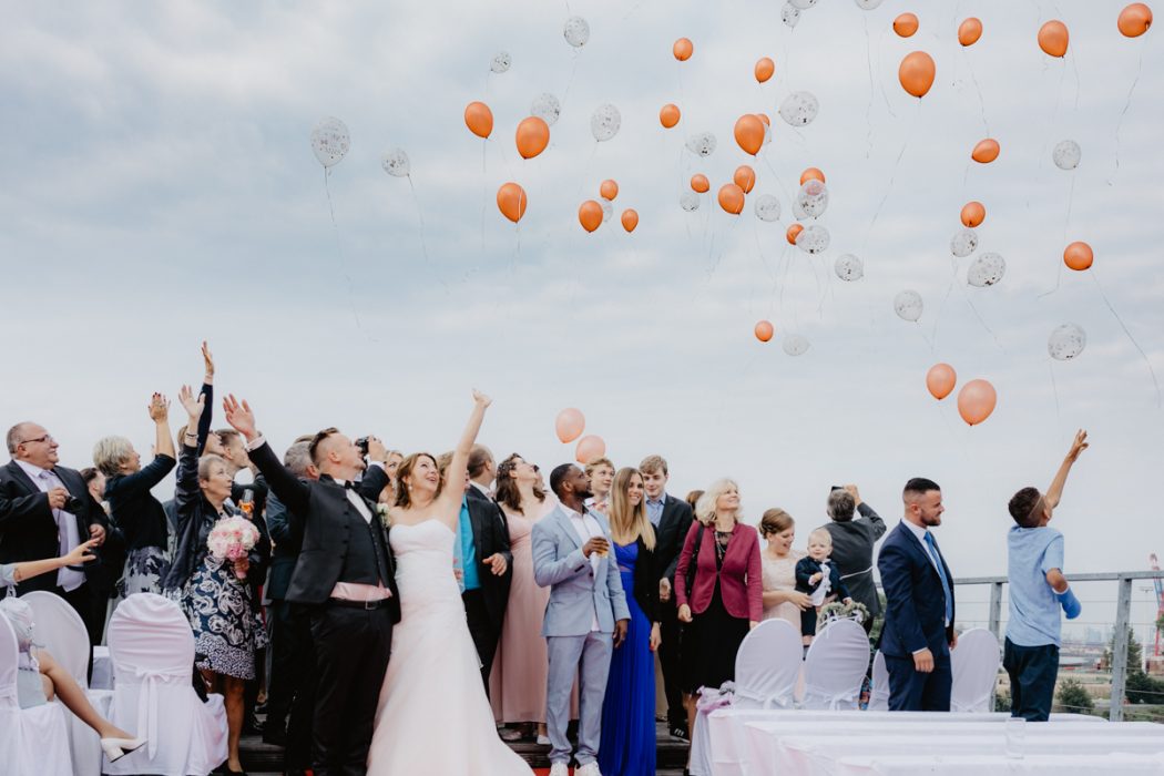 Spanische Braut, Hochzeit, Hochzeitsfeier, Freietrauung, Regen, Love, Verlobt, Verliebt, Hamburger Hochzeitsfotografie, Hochzeitsfotograf, Elbe, Teufelsbrücke, Fleet 3, HVV, Elbfähre, Brautpaar, Hochzeitsring, Hochzeitsstrauß, Schleier, Brautkleid, Trauung am Wasser,