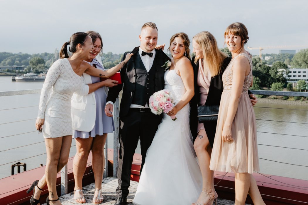 Spanische Braut, Hochzeit, Hochzeitsfeier, Freietrauung, Regen, Love, Verlobt, Verliebt, Hamburger Hochzeitsfotografie, Hochzeitsfotograf, Elbe, Teufelsbrücke, Fleet 3, HVV, Elbfähre, Brautpaar, Hochzeitsring, Hochzeitsstrauß, Schleier, Brautkleid, Trauung am Wasser,