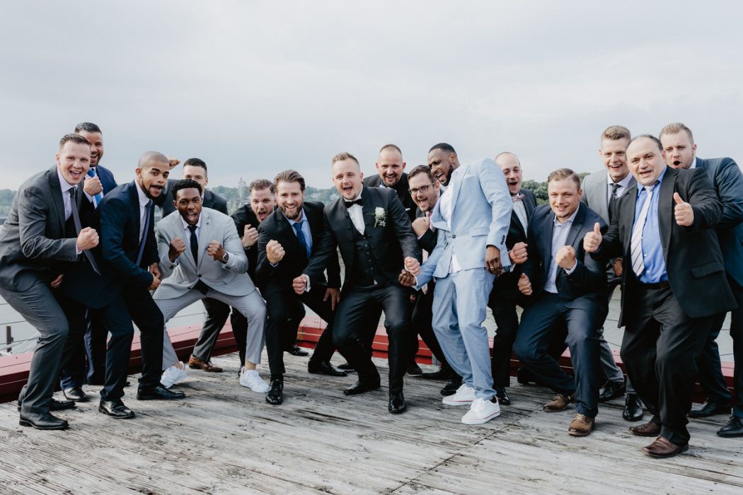 Spanische Braut, Hochzeit, Hochzeitsfeier, Freietrauung, Regen, Love, Verlobt, Verliebt, Hamburger Hochzeitsfotografie, Hochzeitsfotograf, Elbe, Teufelsbrücke, Fleet 3, HVV, Elbfähre, Brautpaar, Hochzeitsring, Hochzeitsstrauß, Schleier, Brautkleid, Trauung am Wasser,