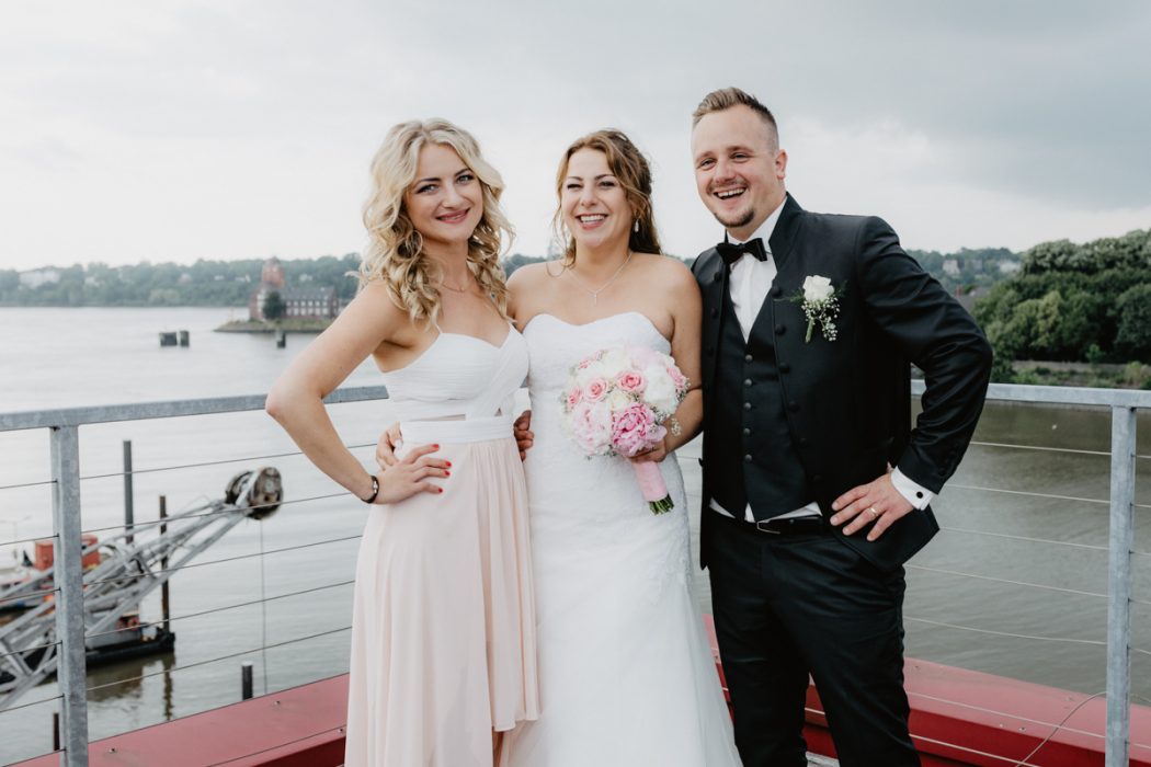 Spanische Braut, Hochzeit, Hochzeitsfeier, Freietrauung, Regen, Love, Verlobt, Verliebt, Hamburger Hochzeitsfotografie, Hochzeitsfotograf, Elbe, Teufelsbrücke, Fleet 3, HVV, Elbfähre, Brautpaar, Hochzeitsring, Hochzeitsstrauß, Schleier, Brautkleid, Trauung am Wasser,
